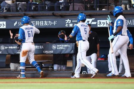５回、逆転３ランを放った今川（６１）らを迎える新庄監督（中央）＝撮影・中島達哉