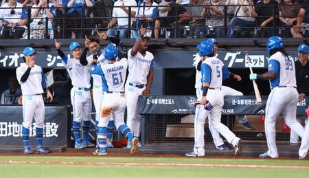 ５回、逆転３ランを放った今川（６１）らを迎える日本ハムナイン（撮影・中島達哉）