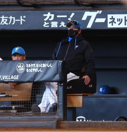 ４回、大川が上田にソロを浴び、グラウンドを見つめる新庄監督（撮影・中島達哉）