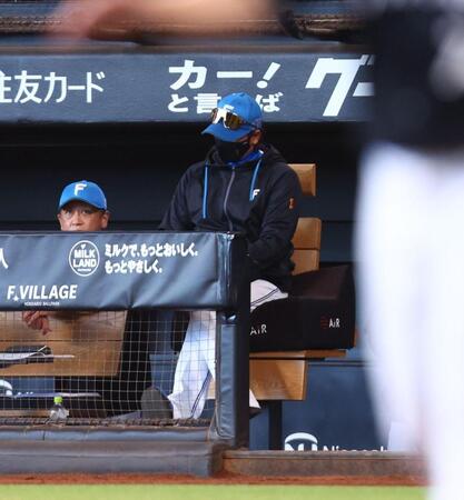 ３回、大川が佐藤に先制３ランを浴び、うつむく新庄監督（右）＝撮影・中島達哉