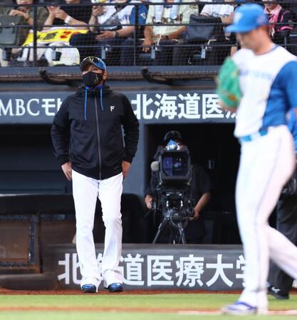 ５回、上原（右）の交代を告げる新庄監督（撮影・中島達哉）