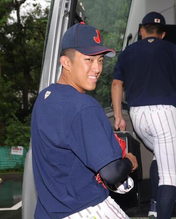 「撮りすぎですよ」とバスに乗り込む織田翔希（撮影・佐々木彰尚）