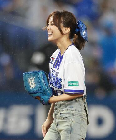 始球式に臨む相川七瀬（撮影・石井剣太郎）