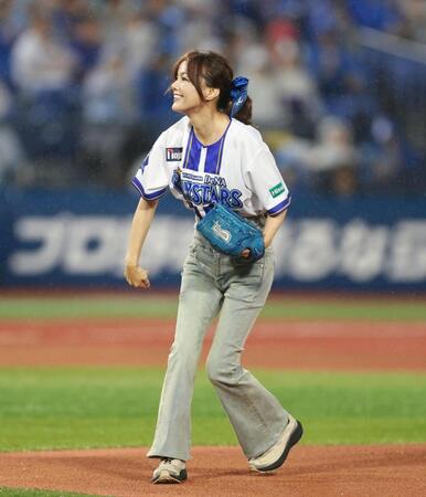 始球式に臨む相川七瀬（撮影・石井剣太郎）