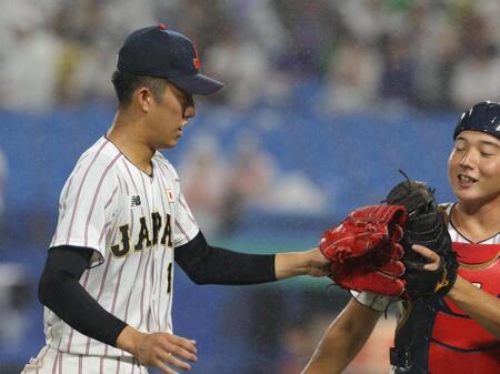 ２回表終了時、山田凜虎（右）とタッチをする織田翔希（撮影・佐々木彰尚）