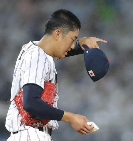２回、小林隼翔に２ランを浴び、汗を拭う織田翔希（撮影・西岡正）