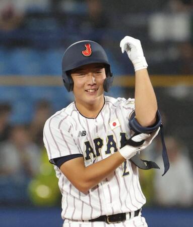 １回、適時二塁打を放ち喜ぶ山田凜虎（撮影・佐々木彰尚）