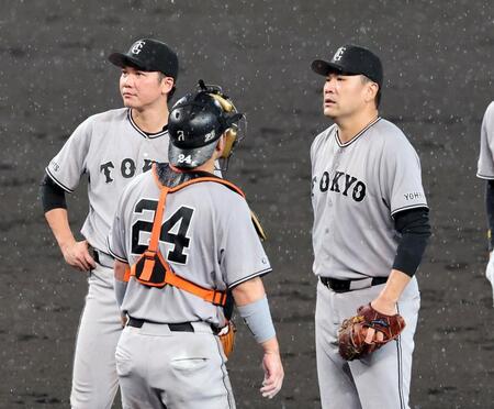 ４回、先制を許しマウンドで渋い表情を見せる田中将（右）＝撮影・山口登
