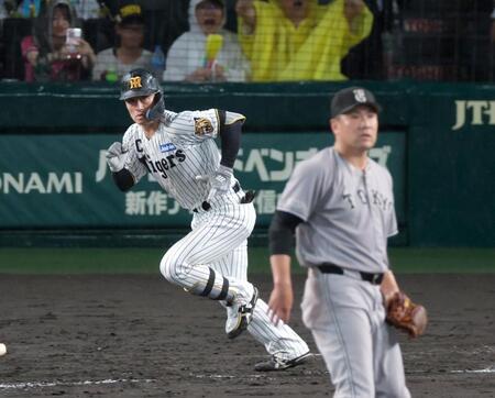 ４回、左前へ先制適時打を放つ坂本（撮影・立川洋一郎）