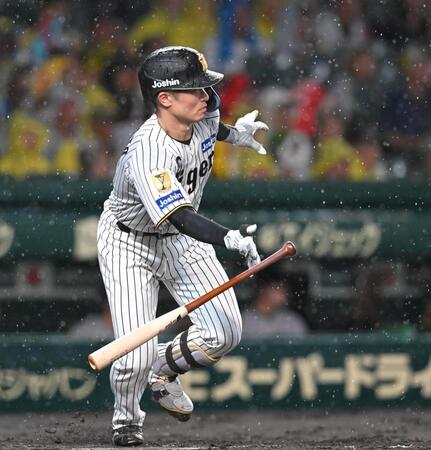 ４回、先制打を放つ坂本（撮影・飯室逸平）