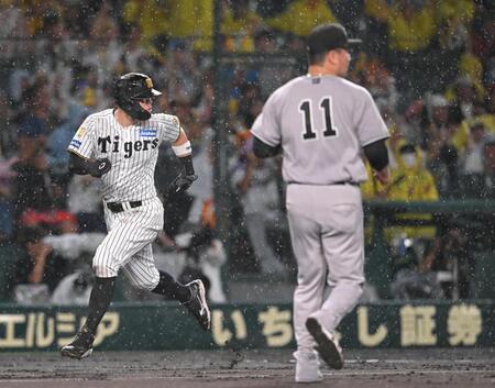 ４回、坂本の先制打で本塁へ激走する佐藤輝（撮影・飯室逸平）