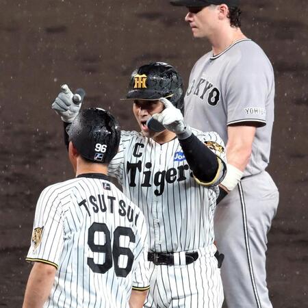 ４回、先制適時打を放ちベンチにポーズを送る坂本（撮影・山口登）