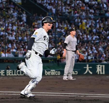 １回、二塁打を放つ森下（撮影・飯室逸平）