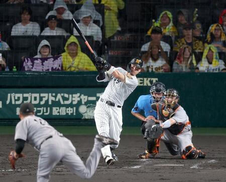 ４回、右翼線へ二塁打を放つ佐藤輝（撮影・立川洋一郎）