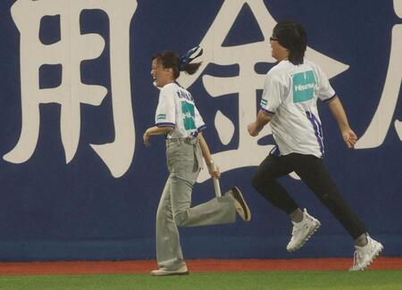 リレー企画に臨む相川七瀬（左）＝撮影・石井剣太郎
