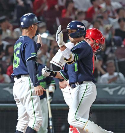 ５回、ソロを放ち、タッチを交わす山田（右）＝撮影・北村雅宏