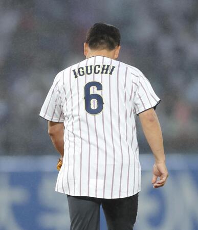 背番号「６」でマウンドに上がる侍ジャパン代表・井口資仁監督（撮影・西岡正）