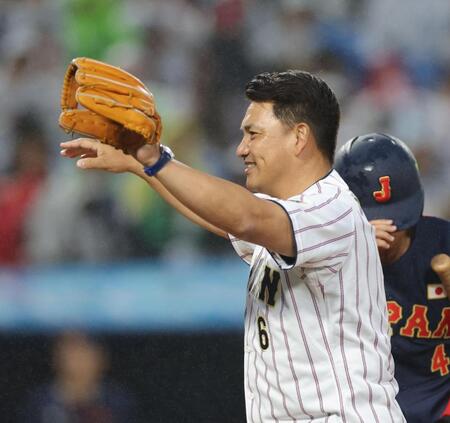 ファーストピッチの後、手を振る侍ジャパン代表・井口資仁監督（撮影・西岡正）