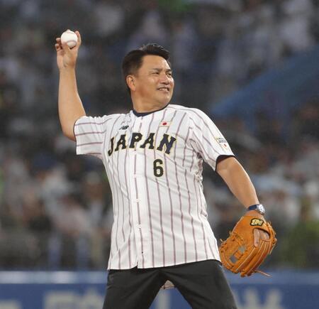始球式を務めた侍ジャパン・井口資仁監督（撮影・佐々木彰尚）