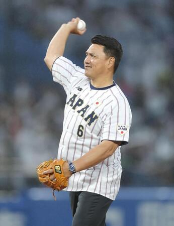 ファーストピッチを行う侍ジャパン代表・井口資仁監督（撮影・西岡正）