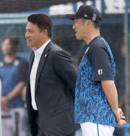 ＤｅＮＡの練習を並んで見る、日本代表の井口監督（左）と相川監督