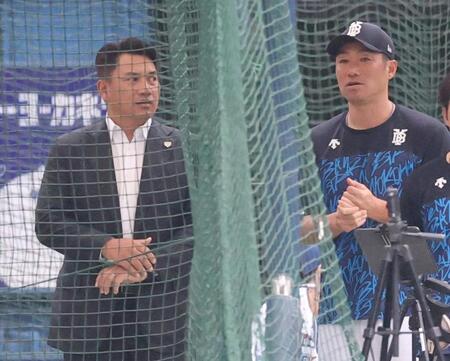 ＤｅＮＡ・相川監督（右）と話す野球日本代表の井口監督