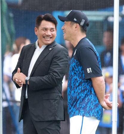 相川監督（右）と言葉を交わす侍ジャパン・井口資仁監督（撮影・石井剣太郎）