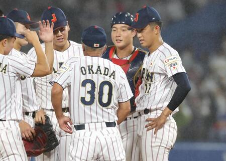 ２回、渡部海に適時打を浴び、織田翔希（右）のもとへ集まるナイン（手前は岡田龍生監督）＝撮影・佐々木彰尚