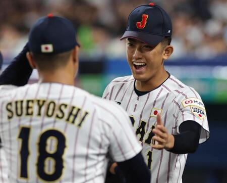 ９回表終了時、末吉良丞（左）を出迎える織田翔希（撮影・佐々木彰尚）