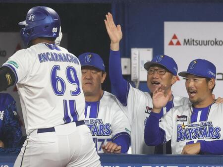 ２回、先制ソロを放ったエンカーナシオンを迎える相川監督（右から２人目）