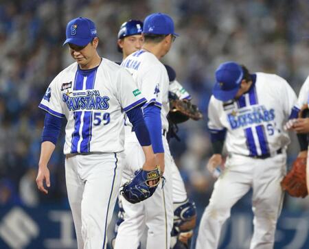 ６回途中で降板する平良（左端）＝撮影・石井剣太郎