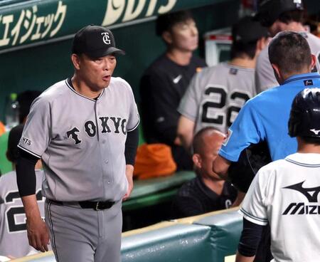６回、投手交代を告げる橋上監督代行（撮影・山口登）