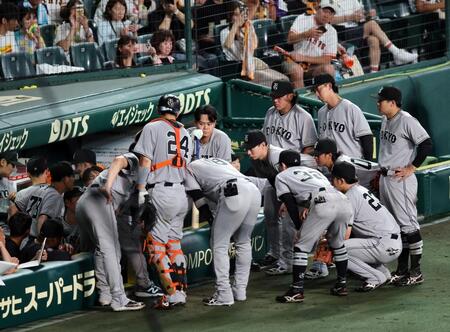 ８回、ベンチ前で円陣を組む巨人ナイン（撮影・山口登）