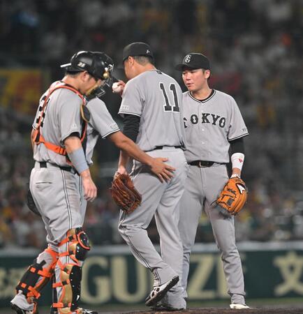５回途中で降板する田中将（１１）。右は坂本（撮影・飯室逸平）