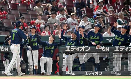 ５回、本塁打の山田（左端）を迎えるヤクルトナイン