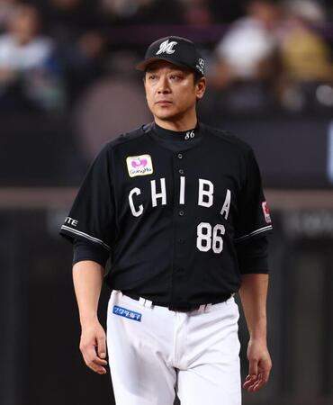 ８回、選手交代を告げるサブロー監督（撮影・中島達哉）