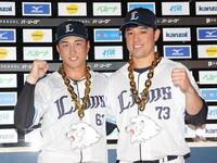 こぶしを握る長谷川（左）と林安可（撮影・佐々木彰尚）