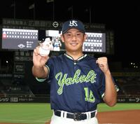 広島に勝利し、ポーズをとる奥川（撮影・北村雅宏）