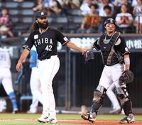４回、今川に四球を与えた後、大塚に２点適時二塁打を許し、苛立ちを見せるジャクソン（右は佐藤）＝撮影・中島達哉