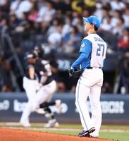 ３回、佐藤（左）に先制３ランを浴び、顔をしかめる大川（撮影・中島達哉）