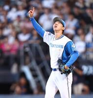 １回、打者・佐藤の打球を指さす大川（撮影・中島達哉）