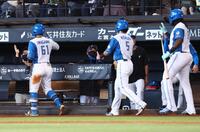 ５回、逆転３ランを放った今川（６１）らを迎える新庄監督（中央）＝撮影・中島達哉