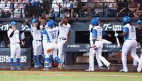 ５回、逆転３ランを放った今川（６１）らを迎える日本ハムナイン（撮影・中島達哉）