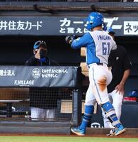 ５回、逆転３ランを放った今川（６１）を迎える新庄監督（撮影・中島達哉）