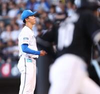 ４回、上田（右）にソロを浴びる大川（撮影・中島達哉）