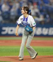 始球式に臨む相川七瀬（撮影・石井剣太郎）