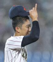 ２回、６点目を失うも、笑顔を見せる織田翔希（撮影・西岡正）