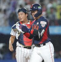 ２回、左越えに２ランを放ち、生還する小林隼翔（撮影・西岡正）