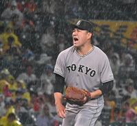 ４回、降りしきる雨の中、険しい表情の田中将（撮影・飯室逸平）