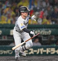 ４回、先制打を放つ坂本（撮影・飯室逸平）